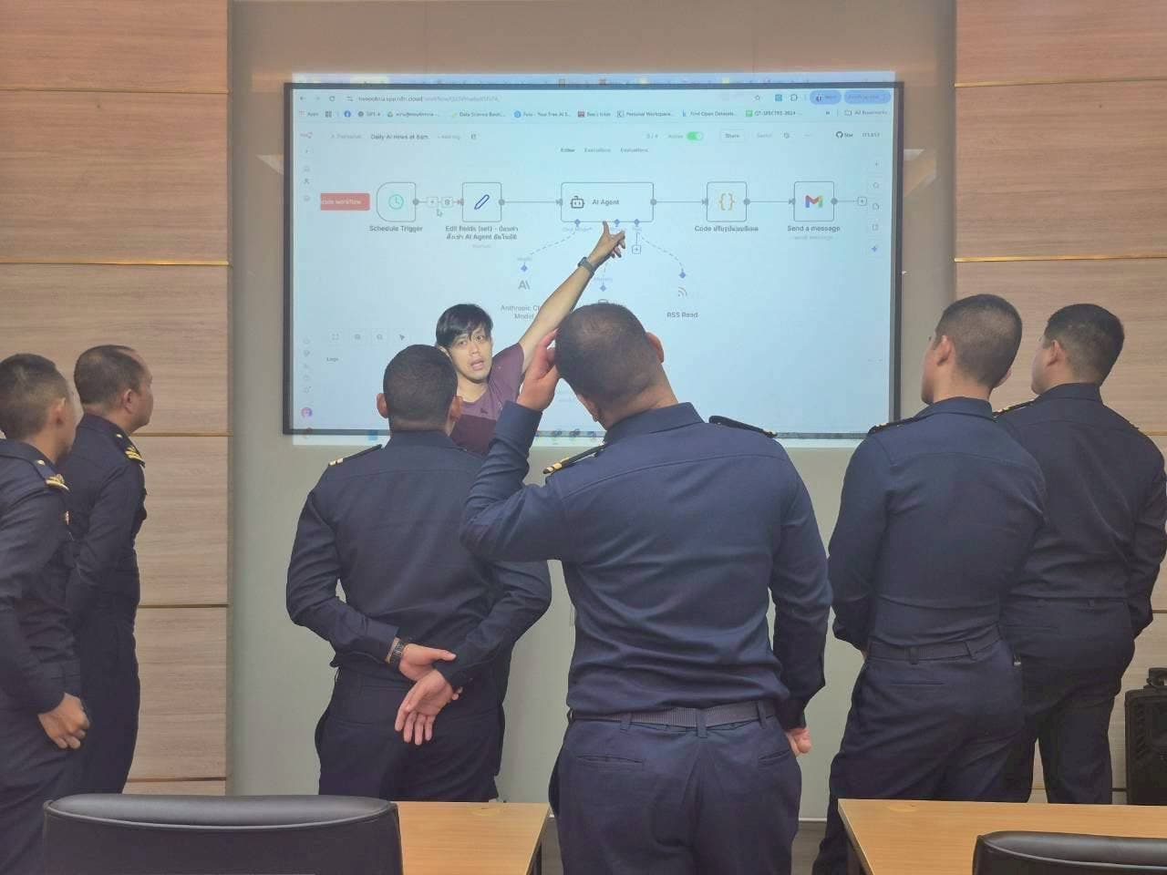 ผู้สอน TRAINIAC อธิบายเวิร์กโฟลว์ AI ให้กลุ่มผู้เข้าอบรมภาครัฐ