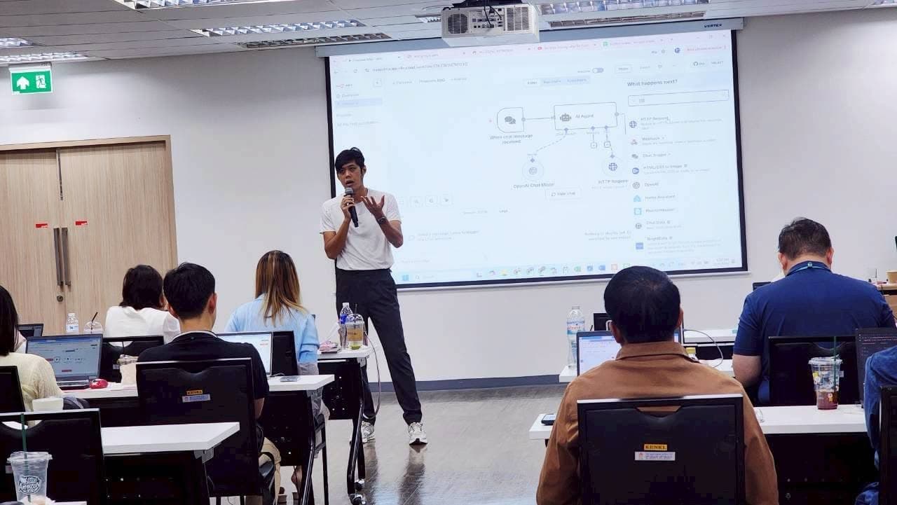 ผู้สอน TRAINIAC บรรยายการสร้าง AI Agent ด้วย n8n ในห้องเรียนปฏิบัติการ