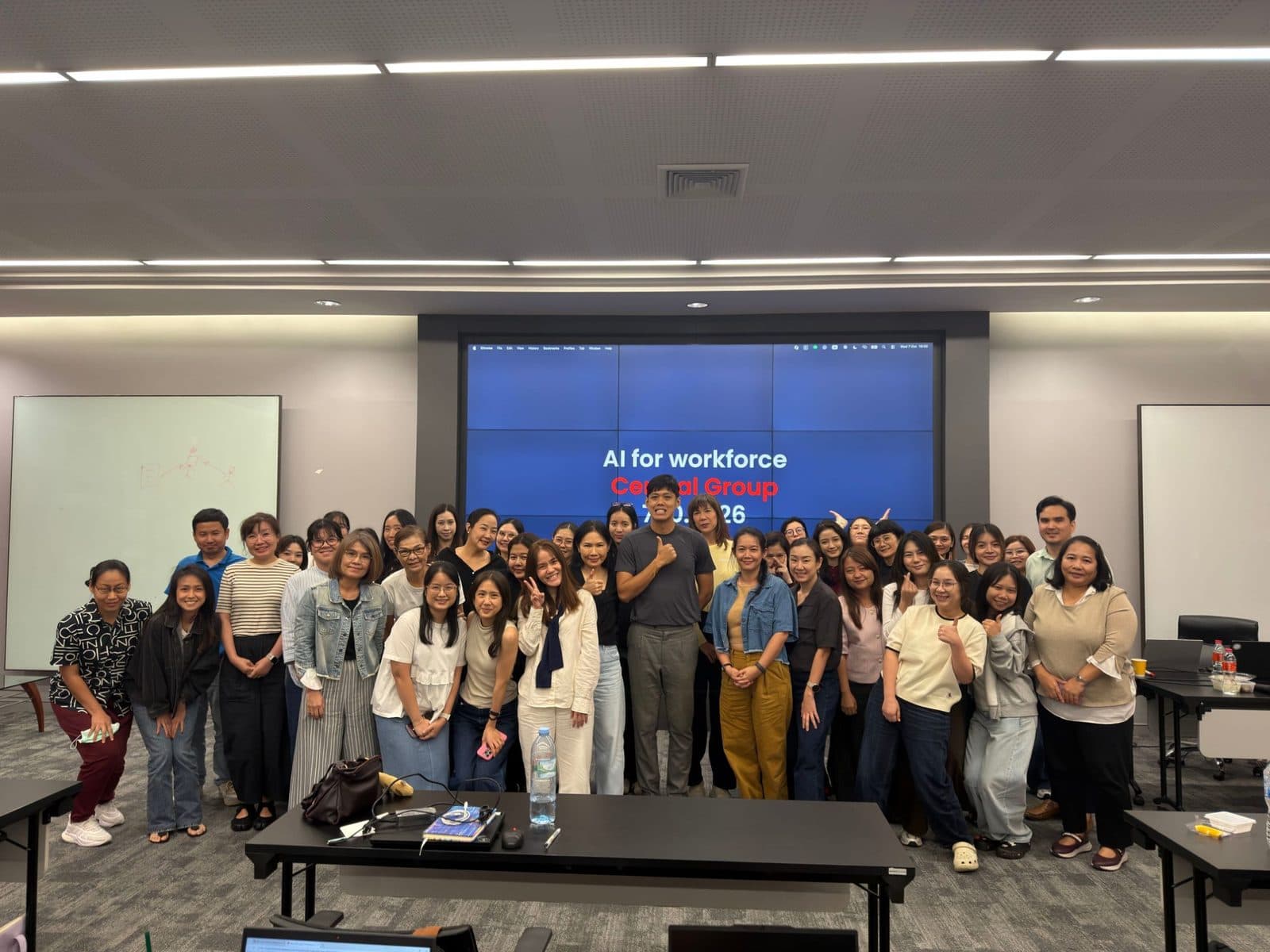 บุคลากรระดับผู้จัดการของ Central Group ถ่ายภาพหมู่กับผู้สอน TRAINIAC หน้าสไลด์ AI for Workforce ณ อาคารเซ็นทรัล สีลม